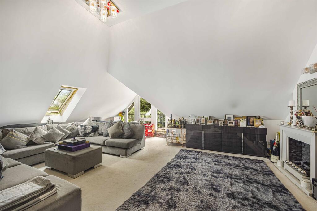 3 bedroom penthouse for sale in The Avenue, Hale, Altrincham, WA15